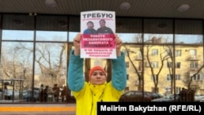 В Алматы прошёл одиночный пикет с призывом не лишать адвоката Жуаспаеву лицензии