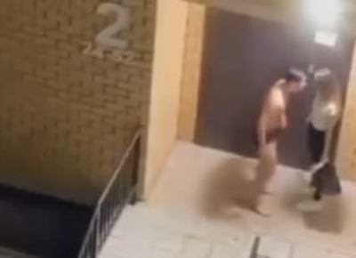 Житель жилого комплекса Астаны выбежал на улицу в трусах