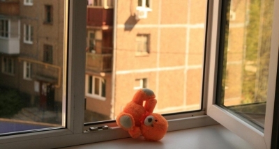 Молодая мать выбросила двух сыновей из окна 9 этажа и спрыгнула с дочкой