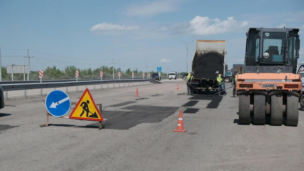 Трещины и ямы: суровой погоды не выдержали загородные трассы в Павлодарской области