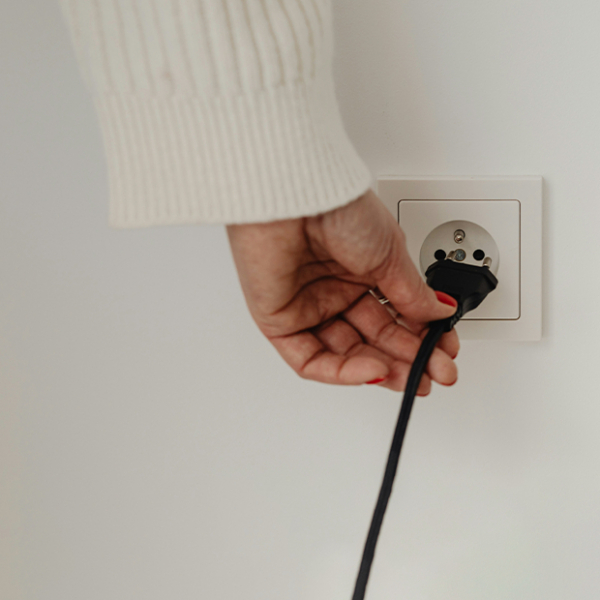 Отказ от принятия ванной, ночное мытье посуды и умные розетки