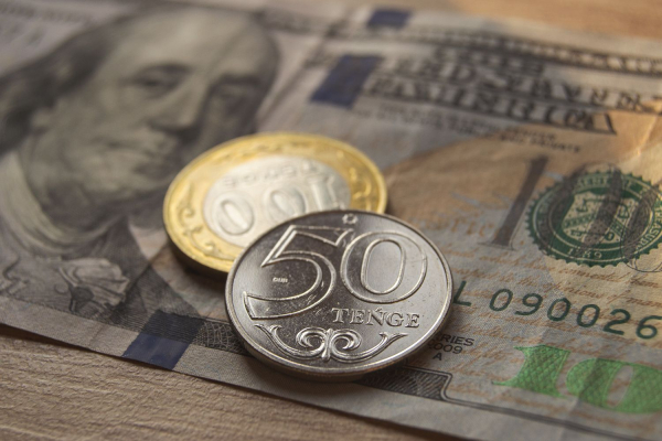 На KASE доллар продается выше отметки 476,7 тенге