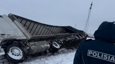 Больше 4 часов из снежного плена вызволяли водителя-иностранца