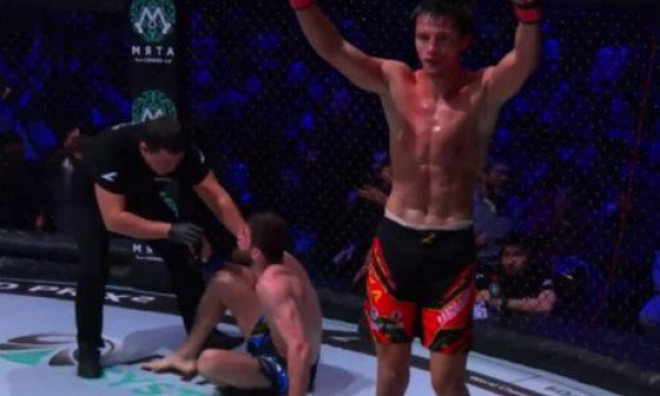 Казахстанский боец нокаутировал россиянина и стал чемпионом. Видео
