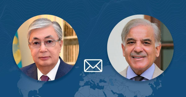 Токаев поздравил премьер-министра Пакистана с Днем независимости