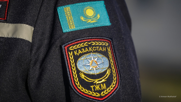 Грузовик застрял в снежном заносе и перекрыл проезд другим авто