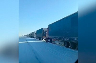 Крупные заторы на республиканских трассах возникли в пяти регионах Казахстана  
