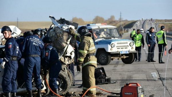 Ford сбил рабочего и врезался в КамАЗ на трассе Караганда-Астана: Пять человек погибли
