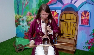 &laquo;Я влюблена в казахскую культуру&raquo;: венгерка выучила язык и освоила игру на кобызе