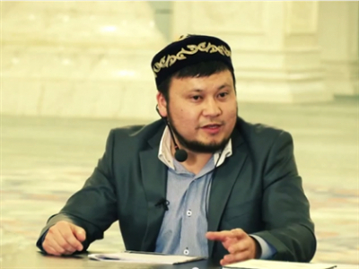 &quot;Күйеуіне келіп права качать етеді&quot;: Дінтанушы Ерсін Әміре курс үйрететін әйелдерді «орамалдағы шайтанға» теңеді