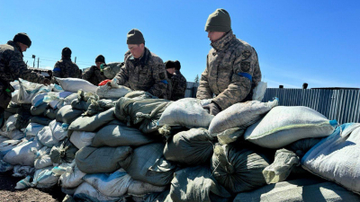 Военные оказывают всестороннюю поддержку населению пострадавших от наводнения регионов