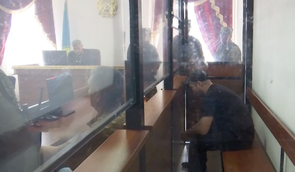 «Зачем мне внуки, которые беду принесли?!»: мать детоубийцы пришла на суд в Актобе