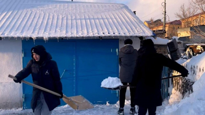 Помощь одиноким жителям: волонтёры Сарани помогают в расчистке дворовых территорий от снега