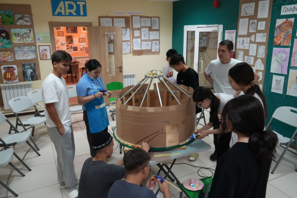 Юрту из 4 тысяч асыков собрали школьники Актобе