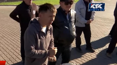 &quot;Воды не видели с июля&quot;: недовольные фермеры привезли засохший урожай к акимату в Таразе