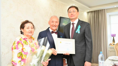 Аким города Актобе поздравил ветерана труда с Днем защитника Отечества