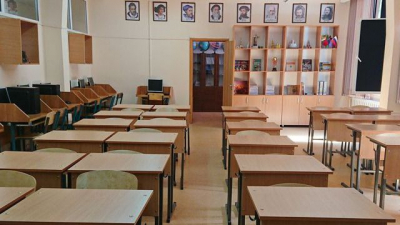 Головой о доску: учителя уволили за аморальный поступок