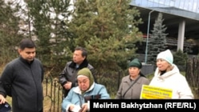 Родственников «узников» Синьцзяна не пропустили к китайскому консульству в Алматы