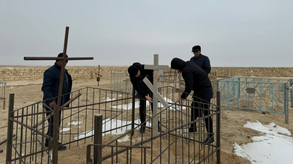Осквернение памяти: вандалы-металлоломщики губят кладбище в Мангистауской области