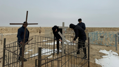 Осквернение памяти: вандалы-металлоломщики губят кладбище в Мангистауской области
