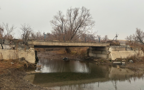 Единственный мост, соединяющий село с внешним миром, разрушился