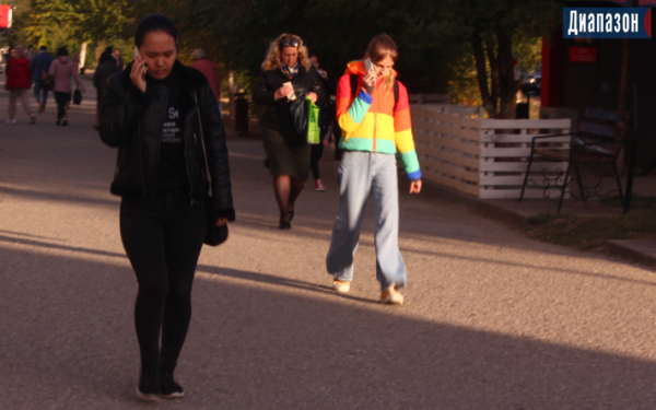 Аж дышать тяжело стало - актюбинцы о повышении тарифов на сотовую связь