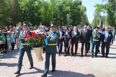 Под звуки военного оркестра, держа равнение на ветеранов