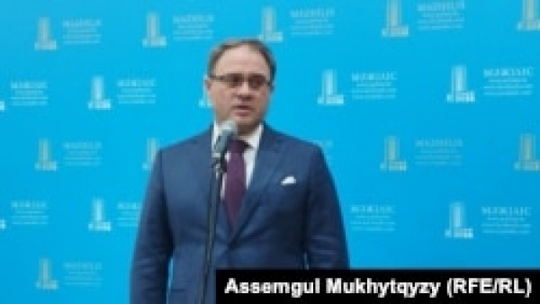 Замглавы МИД Казахстана не ответил на вопрос об отказе в аккредитации журналистам Азаттыка