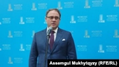 Замглавы МИД Казахстана не ответил на вопрос об отказе в аккредитации журналистам Азаттыка