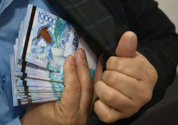 Сразу двух экс-чиновников осудили за коррупцию в Павлодаре