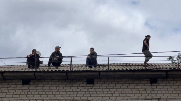 В Уральске сироты забрались на крышу общежития в знак протеста против выселения