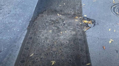 Ковер поверх дорожной ямы озадачил жителей Алматы