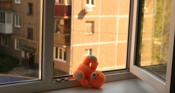 Трехлетний ребенок выпал с 9 этажа в Павлодаре